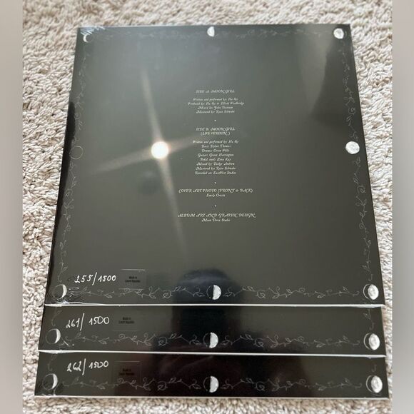 Ha Vay - Moon Girl Moon Shaped Vinyl VV Exclusive x/1500 RARE! IN HAND! - Picture 7 of 7